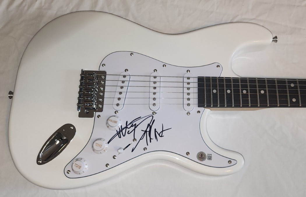 Beckett Authenticated Mike Dirnt Electric Guitar with Pick (1 of 4)