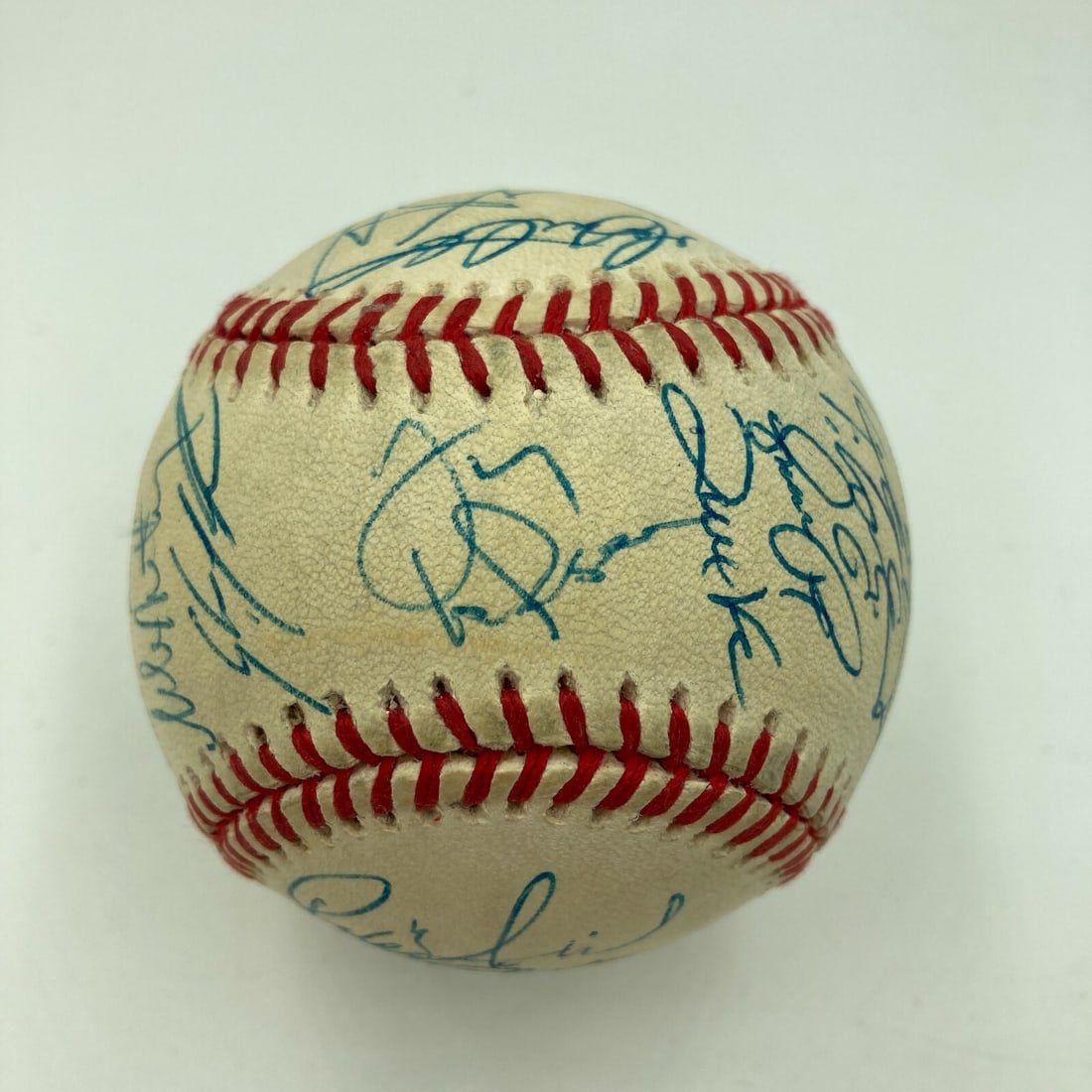 St. Louis Cardinals 2000 Team Autographed Baseball 22 Signatures PSA DNA LOA: St. Louis Cardinals 2000 Team Autographed Baseball 22 Signatures PSA DNA LOA This is an original Rawlings Official National League (Coleman) baseball signed by 22 members of the 2000 St. Louis Cardina