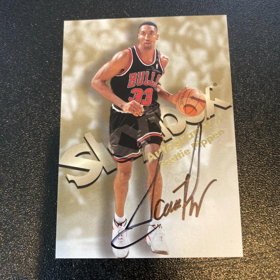 Scottie Pippen Signed 1998-99 Skybox Autographics Basketball Trading Card (1 of 2)
