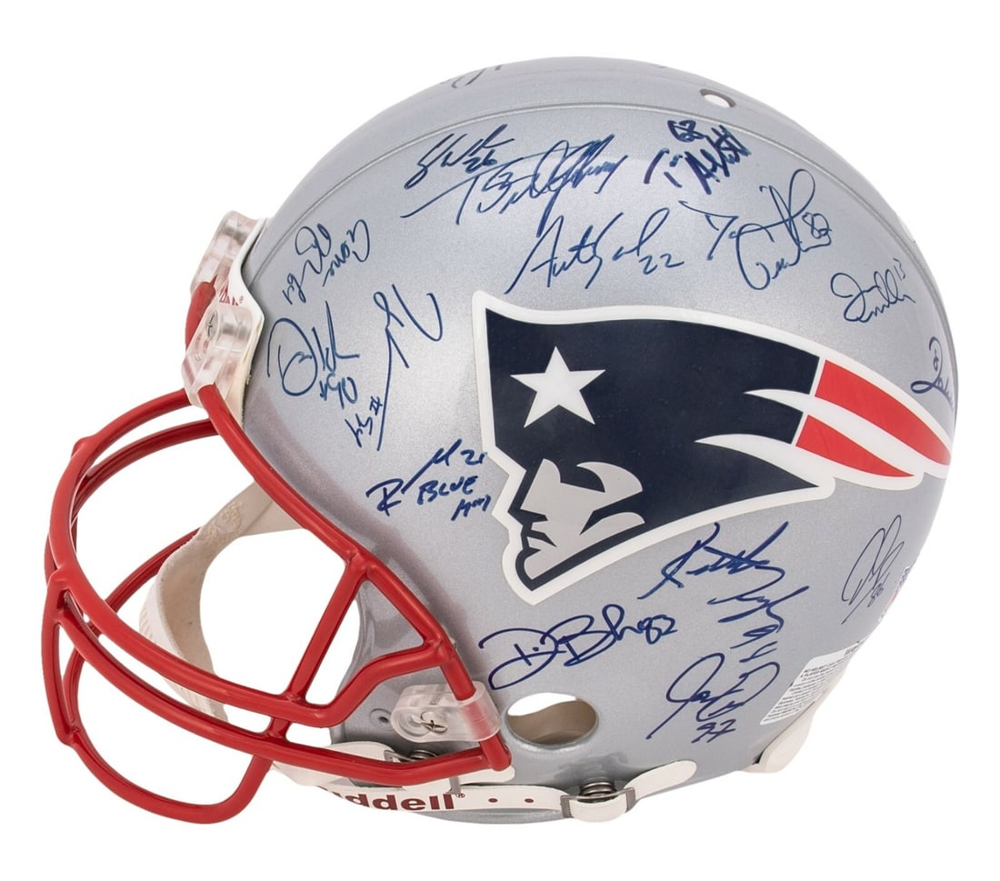 2004 New England Patriots Signed Helmet Limited Edition 253/350 Tom Brady Steiner COA: 2004 New England Patriots Signed Helmet Limited Edition 253/350 Tom Brady Steiner COA Celebrate the legacy of the 2004 New England Patriots with this authentic team-signed helmet, a perfect collectibl