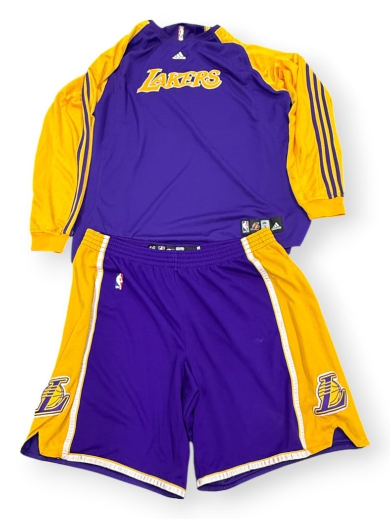 Lamar Odom Lakers Warm Up Shirt and Shorts Set: Lamar Odom Lakers Warm Up Shirt and Shorts Set Showcase your support for the Los Angeles Lakers with this pre-owned Lamar Odom warm-up shirt and shorts set. Authentically designed for the NBA, this en