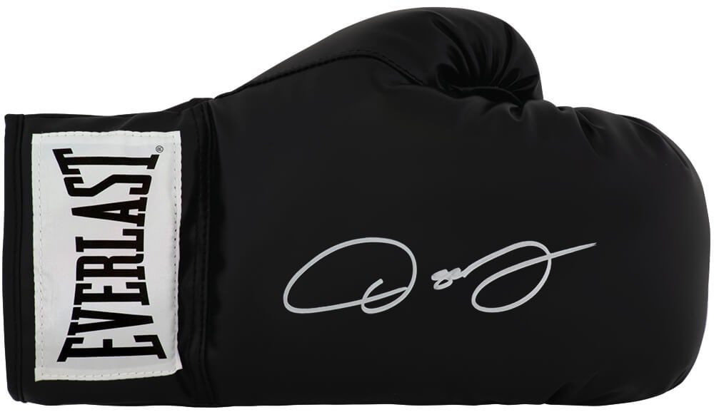 Everlast black full size boxing glove signed by Oscar De La Hoya: Everlast black full size boxing glove signed by Oscar De La Hoya This Everlast black full size boxing glove has been signed by Oscar De La Hoya. The glove is an original item and comes with a tamper-p