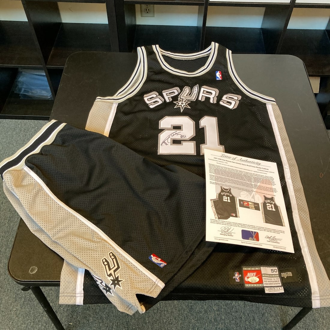 Tim Duncan 1997-98 Signed Game Used Spurs Uniform Jersey and Shorts JSA: Tim Duncan 1997-98 Signed Game Used Spurs Uniform Jersey and Shorts JSA Celebrate the legacy of basketball legend Tim Duncan with this extraordinary signed game-used uniform from the 1997-98 San Anton