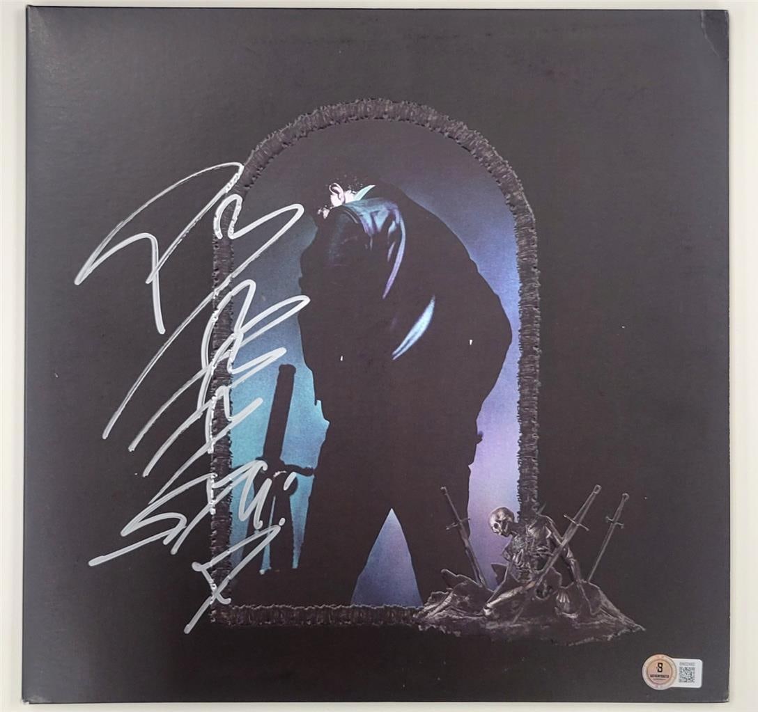 Hollywood's Bleeding album cover signed by Post Malone Beckett authenticated: Hollywood's Bleeding album cover signed by Post Malone Beckett authenticated This is an original "Hollywood's Bleeding" vinyl album cover, hand-signed by Post Malone. The autograph has been authentica