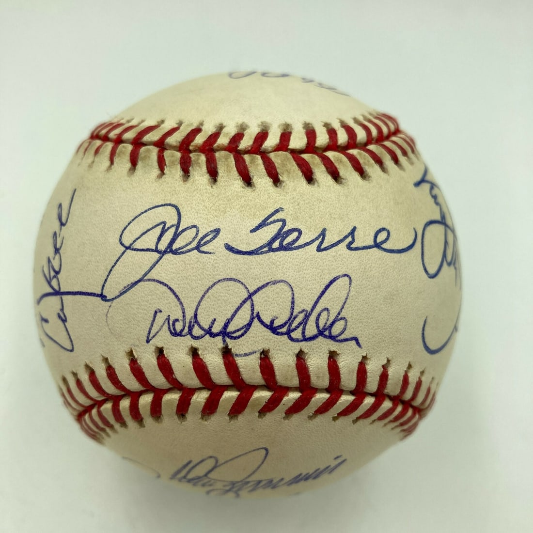 1999 New York Yankees Limited Edition Signed Baseball JSA Derek Jeter 21 Signatures: 1999 New York Yankees Limited Edition Signed Baseball JSA Derek Jeter 21 Signatures This is a limited edition baseball commemorating the 1999 New York Yankees World Series Championship, signed by key 