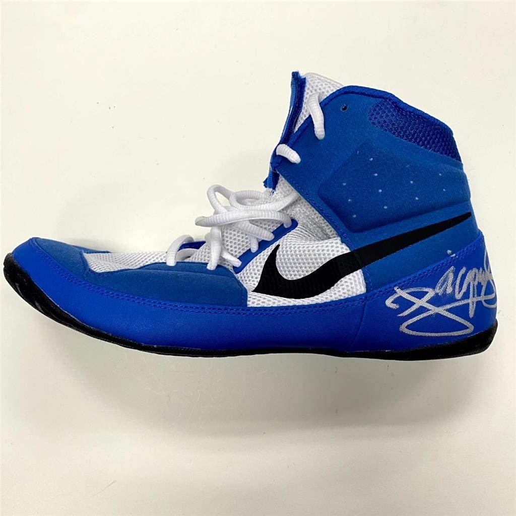 Boxing Nike Training Shoe Autographed by Manny Pacquiao JSA Authenticated: Boxing Nike Training Shoe Autographed by Manny Pacquiao JSA Authenticated This is a pre-owned blue Nike boxing training left shoe autographed by Manny Pacquiao. The signature is authenticated by James