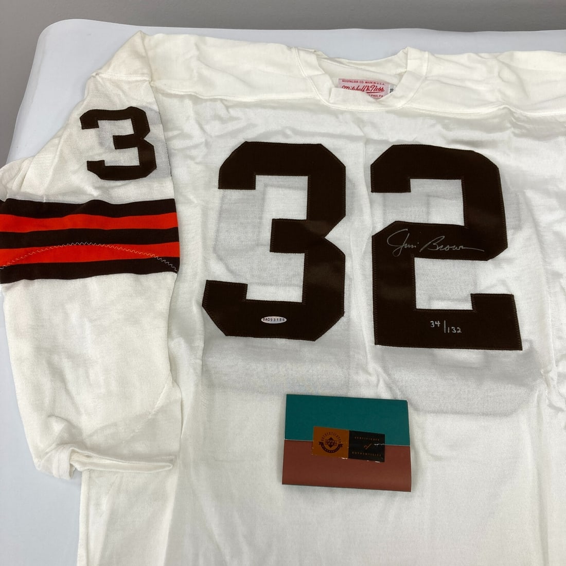Jim Brown Signed 1964 Cleveland Browns Limited Edition Jersey UDA COA: Jim Brown Signed 1964 Cleveland Browns Limited Edition Jersey UDA COA Celebrate the legacy of football legend Jim Brown with this authentic 1964 Cleveland Browns game jersey. This limited edition jers