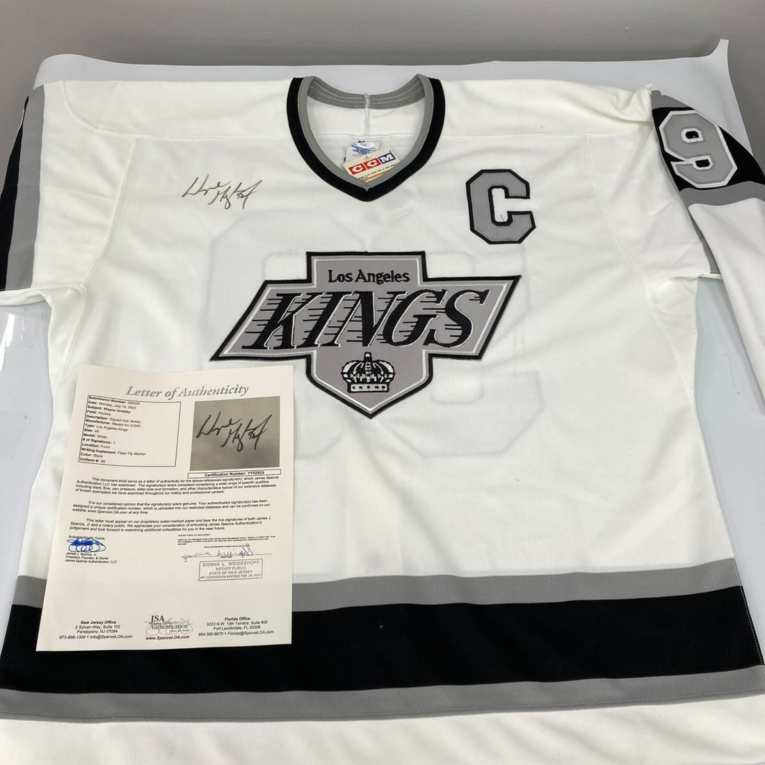 Wayne Gretzky Signed CCM Jersey Los Angeles Kings JSA Authenticated: Wayne Gretzky Signed CCM Jersey Los Angeles Kings JSA Authenticated Celebrate the legacy of hockey legend Wayne Gretzky with this authentic game model CCM jersey from the Los Angeles Kings. This pre-o