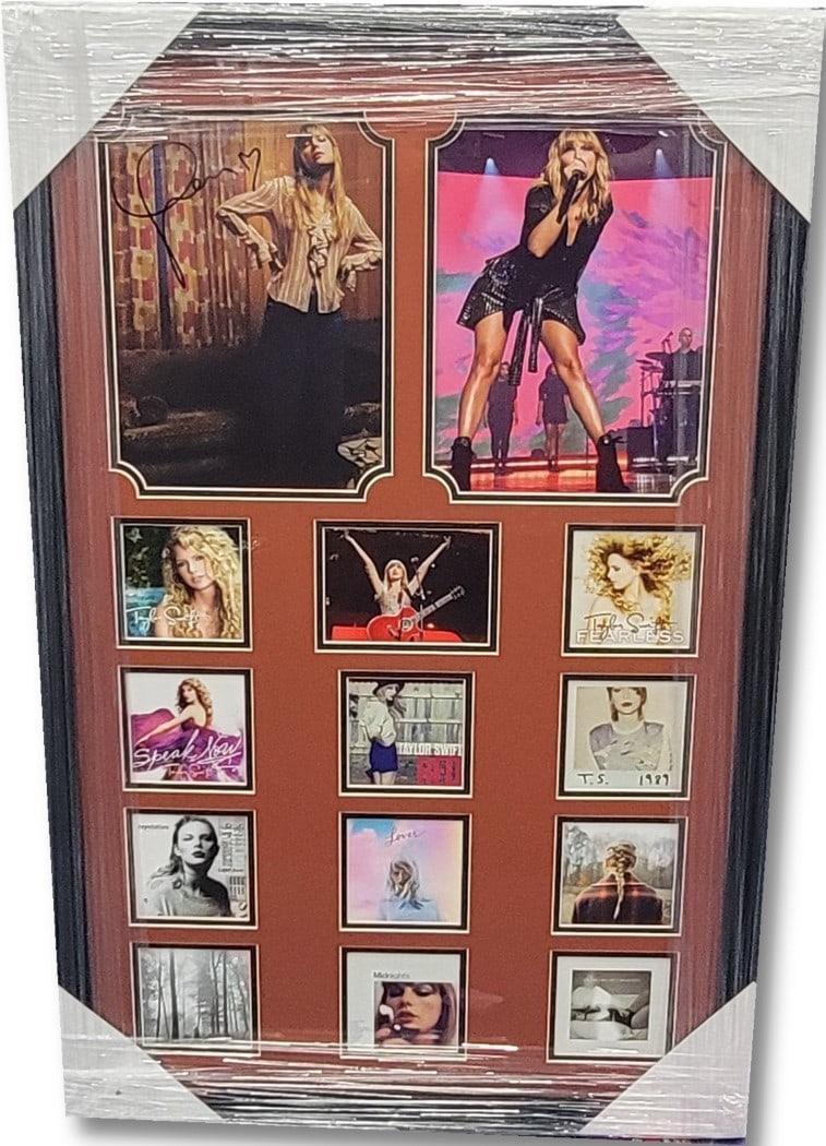 Taylor Swift Autographed 8x10 Photo Shake It Off JSA Authenticated Framed: Taylor Swift Autographed 8x10 Photo Shake It Off JSA Authenticated Framed This is an authentic 8x10 photograph of Taylor Swift, featuring her iconic pose from the 'Shake It Off' music video. The photo