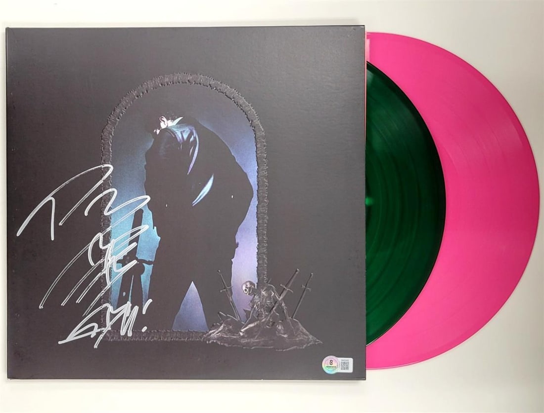 Hollywood's Bleeding vinyl cover signed by Post Malone with Beckett authentication: Hollywood's Bleeding vinyl cover signed by Post Malone with Beckett authentication This is an original "Hollywood's Bleeding" vinyl cover signed by Post Malone. The autograph has been authenticated by