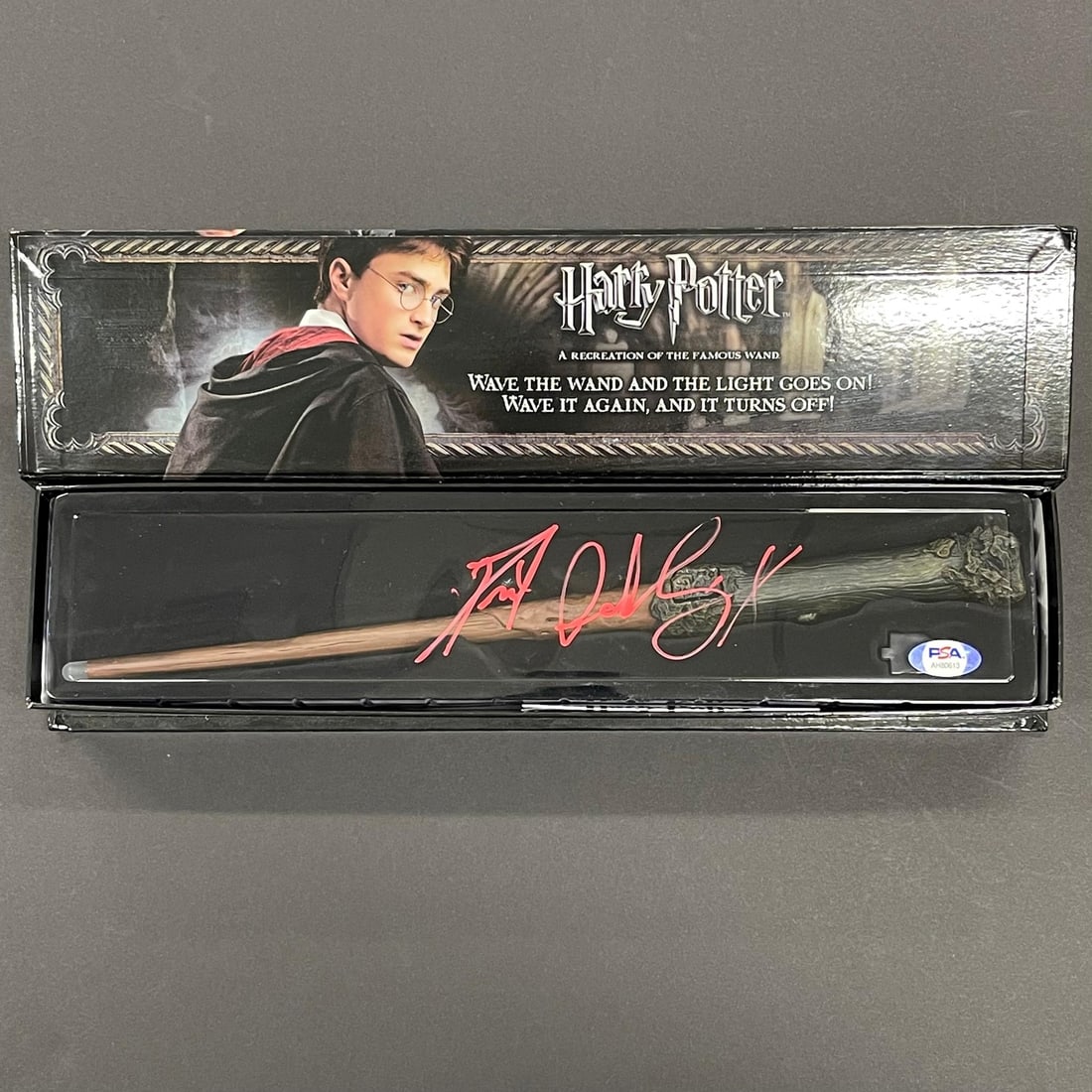 Daniel Radcliffe Signed Limited Edition Harry Potter Wand Toybox PSA/DNA: Daniel Radcliffe Signed Limited Edition Harry Potter Wand Toybox PSA/DNA This limited edition Harry Potter Wand Toybox, inspired by the iconic film series, features the authentic autograph of Daniel R