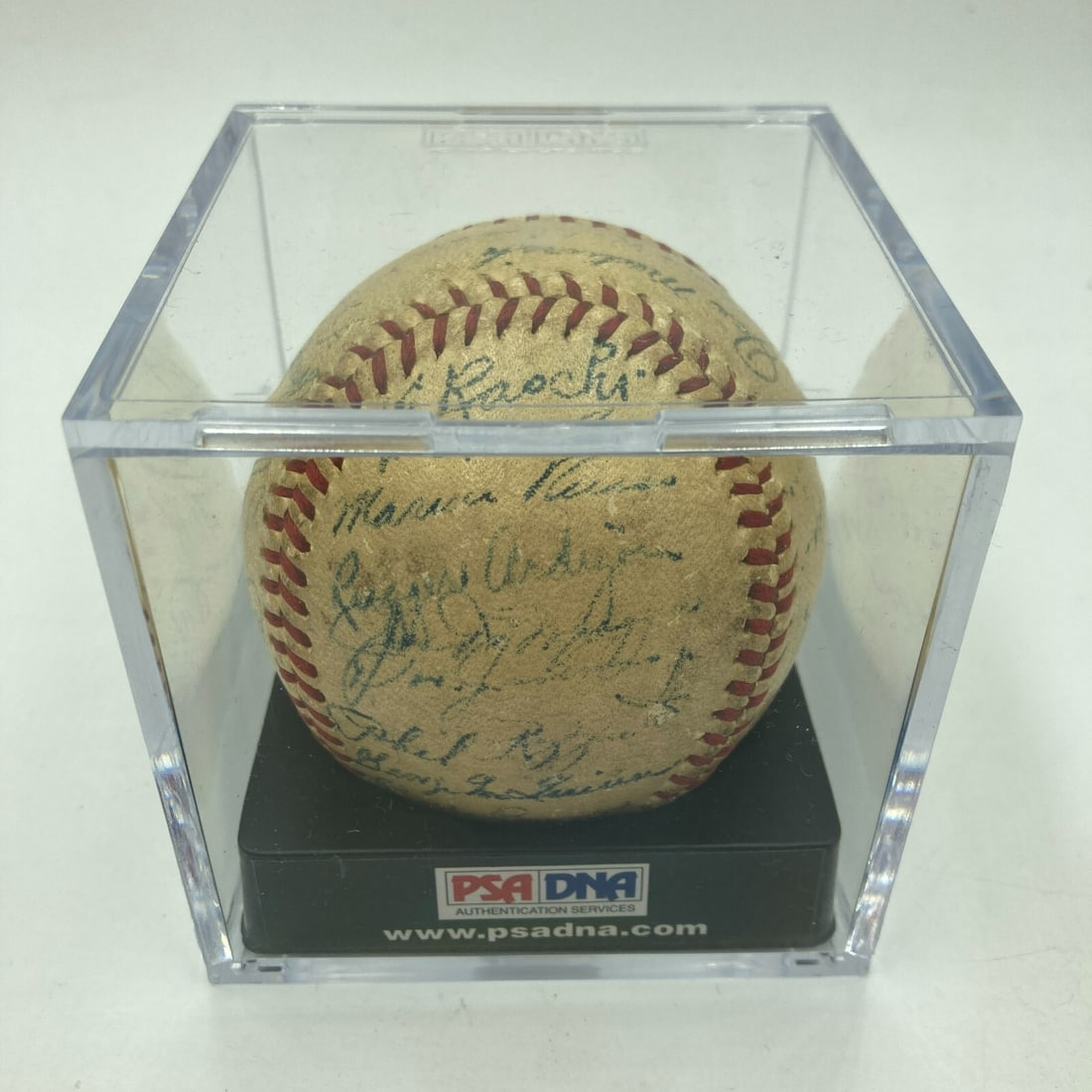 1947 New York Yankees Team Signed Baseball 24 Autographs PSA DNA COA: 1947 New York Yankees Team Signed Baseball 24 Autographs PSA DNA COA This official 1947 New York Yankees World Series Champions baseball showcases the signatures of 24 legendary players, including Joe