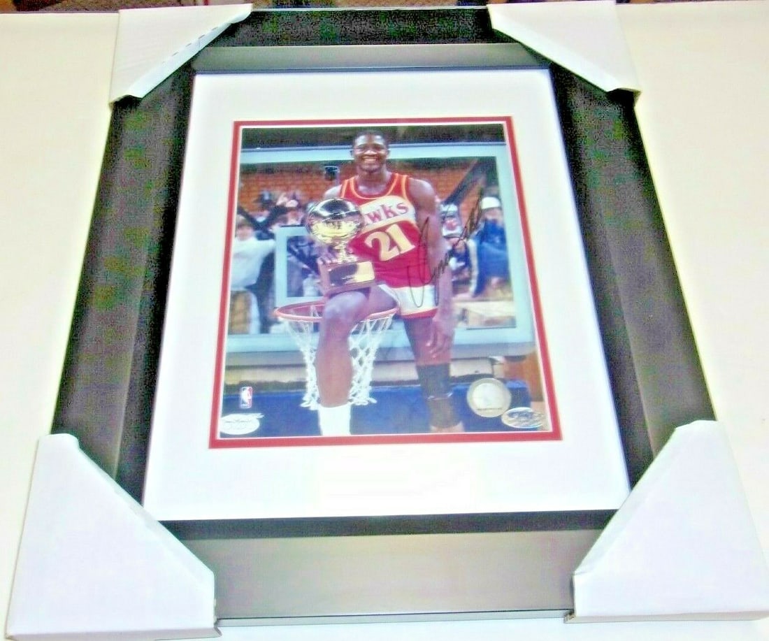Signed 16x20 Dominique Wilkins Framed Atlanta Hawks Photo with JSA COA: Signed 16x20 Dominique Wilkins Framed Atlanta Hawks Photo with JSA COA This item is a signed and framed 16x20 photograph of Dominique Wilkins, commemorating his time with the Atlanta Hawks and his Hal