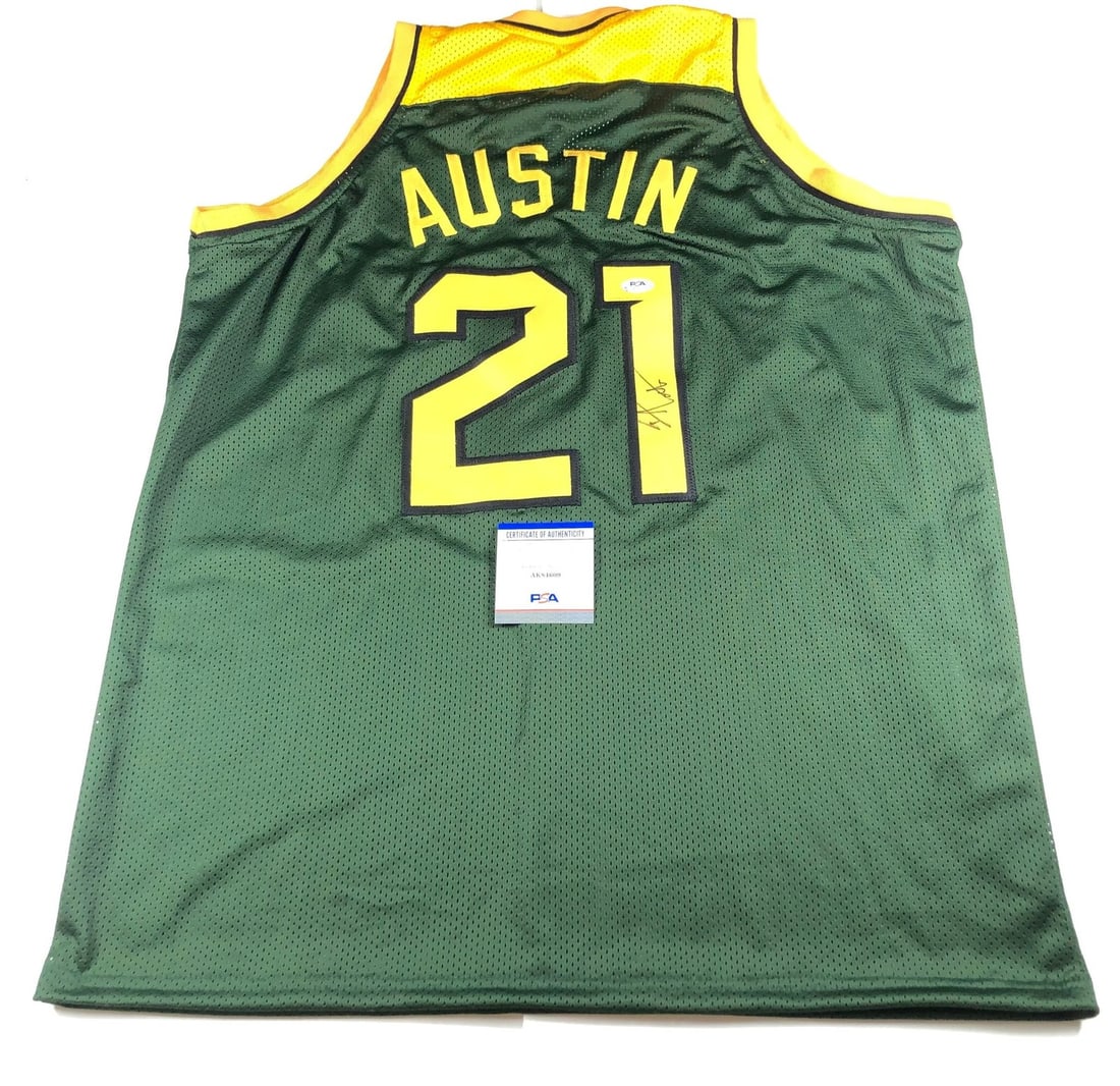 ISAIAH AUSTIN Autographed Baylor Basketball Jersey PSA/DNA: ISAIAH AUSTIN Autographed Baylor Basketball Jersey PSA/DNA This is a Baylor jersey autographed by Isaiah Austin, a former basketball player known for his time with the Baylor Bears. The authenticity o