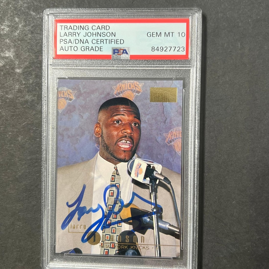 1996 Skybox #76 Larry Johnson Signed PSA/DNA Authenticated Card Knicks: 1996 Skybox #76 Larry Johnson Signed PSA/DNA Authenticated Card Knicks This 1996 Skybox #76 card features the signature of Larry Johnson, a notable player for the New York Knicks. The autograph has be