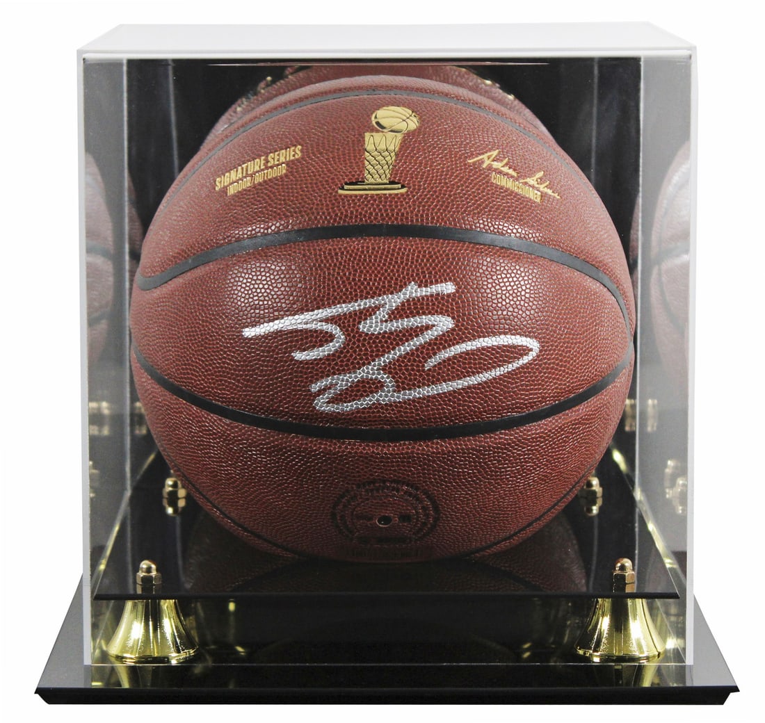 Beckett witnessed Shaquille O'Neal Lakers signed Wilson basketball with display case: Beckett witnessed Shaquille O'Neal Lakers signed Wilson basketball with display case This is an original Wilson Trophy Series basketball personally signed by Shaquille O'Neal of the Los Angeles Lakers