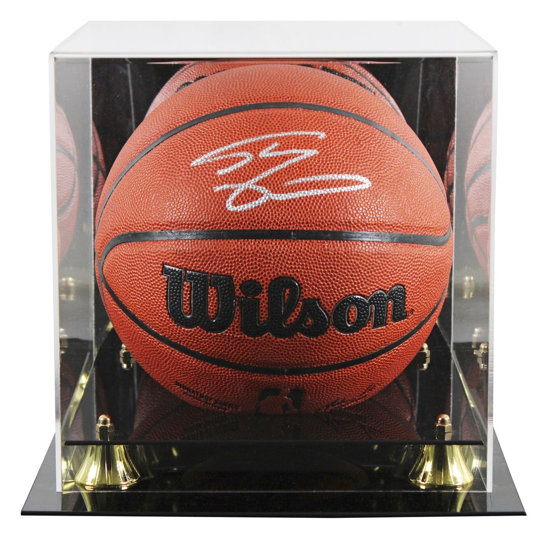 Shaquille O'Neal Signed Lakers Basketball with Beckett Authentication: Shaquille O'Neal Signed Lakers Basketball with Beckett Authentication This authentic Wilson Signature Series basketball has been personally signed by Shaquille O'Neal, a legendary player of the Los An