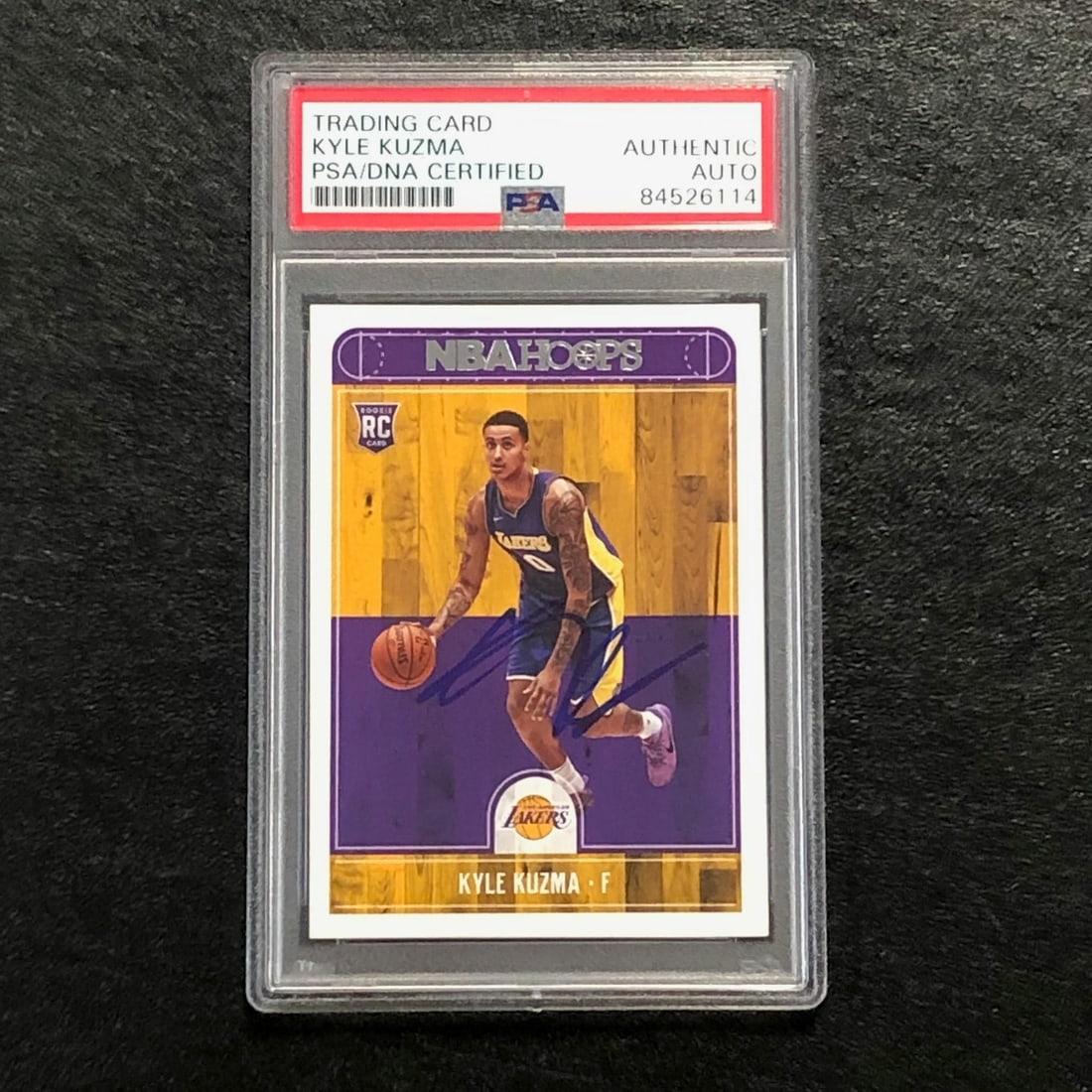 2017-18 NBA Hoops Kyle Kuzma Signed Rookie Card PSA Authenticated Lakers: 2017-18 NBA Hoops Kyle Kuzma Signed Rookie Card PSA Authenticated Lakers This is a 2017-18 NBA Hoops #277 trading card featuring Kyle Kuzma, a standout player for the Los Angeles Lakers. The card is a