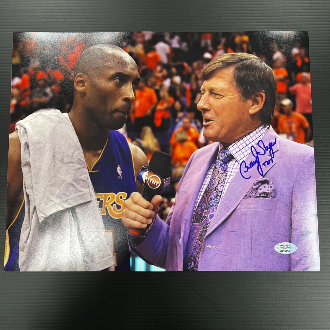 Craig Sager 11x14 Signed Photo PSA/DNA Authentic NBA Memorabilia: Craig Sager 11x14 Signed Photo PSA/DNA Authentic NBA Memorabilia This is an original 11x14 photograph featuring the iconic NBA on TNT sideline reporter Craig Sager, known for his vibrant personality a