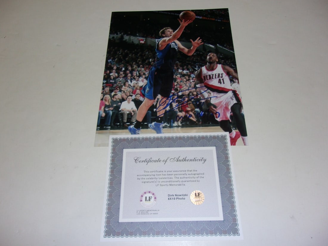 Autographed Dirk Nowitzki 8x10 Dallas Mavericks Photo with COA (1 of 1)