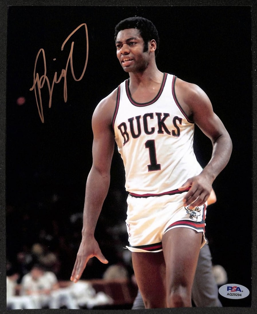 Autographed 8x10 Photograph Oscar Robertson Milwaukee Bucks PSA DNA Authenticated (1 of 1)