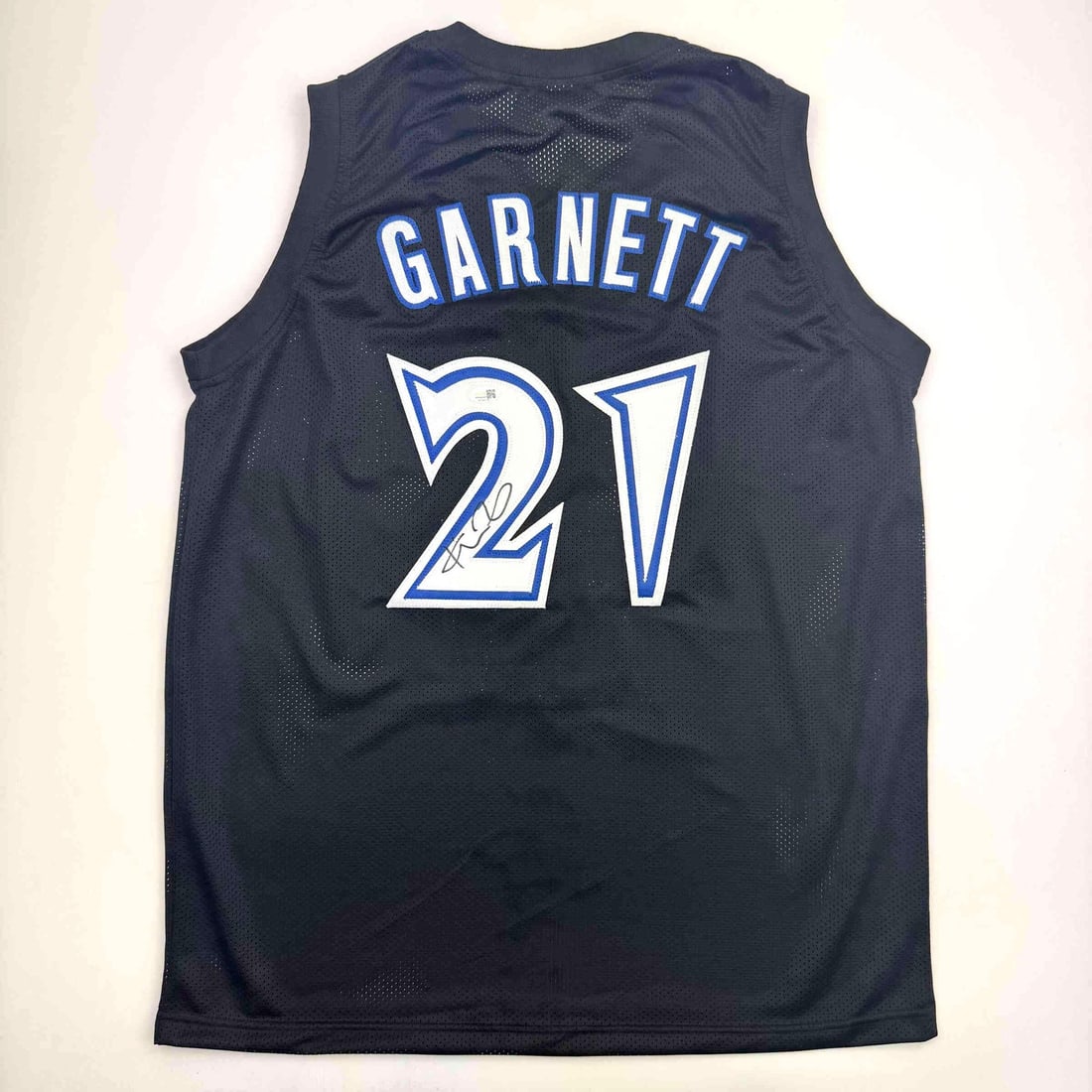 Kevin Garnett signed custom black Minnesota Timberwolves jersey Beckett COA XL: Kevin Garnett signed custom black Minnesota Timberwolves jersey Beckett COA XL This custom black basketball jersey features the name and number of Kevin Garnett and has been personally autographed by 