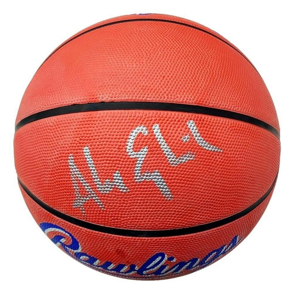 Alex English Autographed Basketball Nuggets PSA/DNA Certified: Alex English Autographed Basketball Nuggets PSA/DNA Certified This authentic basketball features the signature of Alex English, a legendary player of the Denver Nuggets. The ball is an original item, 