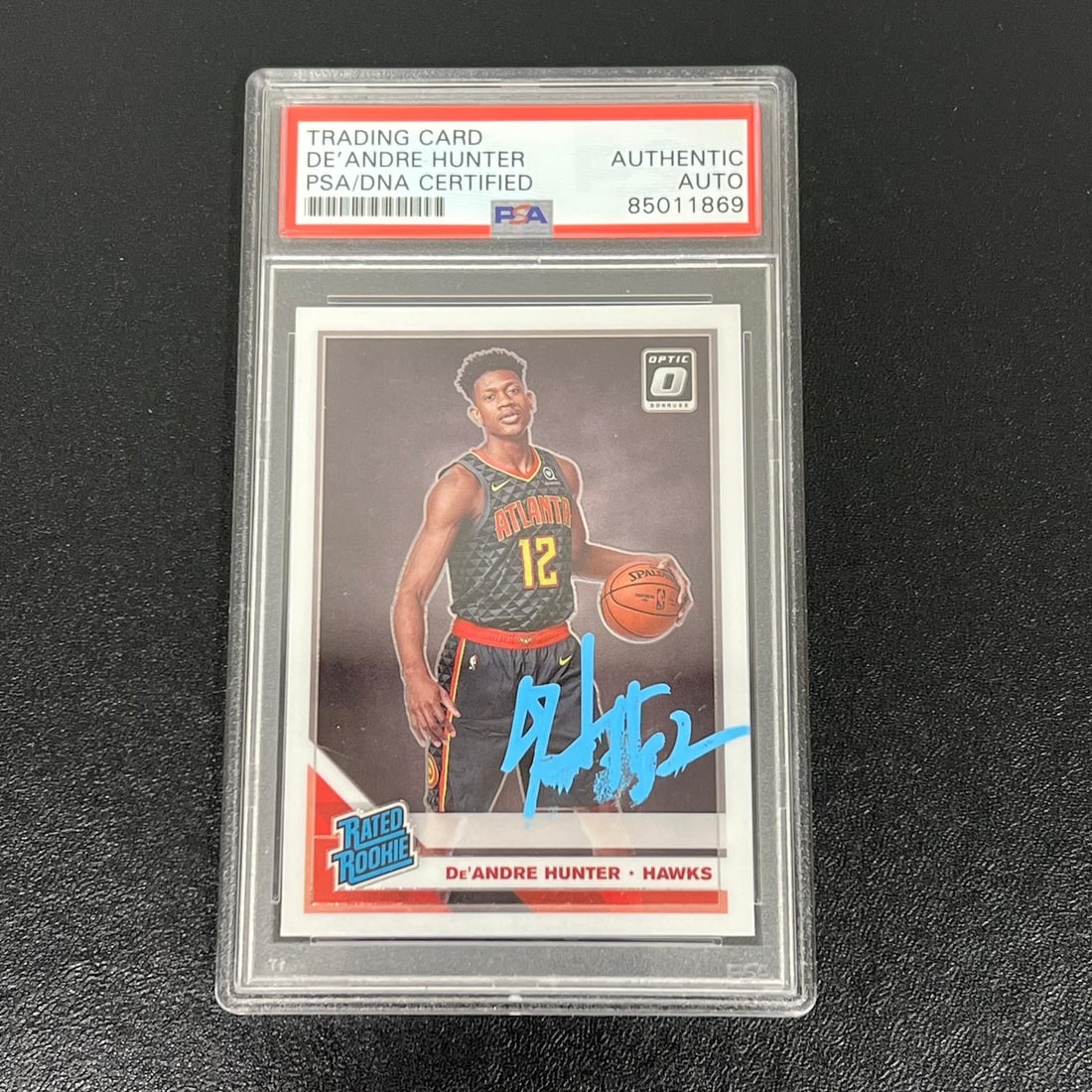 2019-20 Panini #198 De'Andre Hunter Autographed Card PSA/DNA Hawks: 2019-20 Panini #198 De'Andre Hunter Autographed Card PSA/DNA Hawks This 2019-20 Panini #198 card features the signature of De'Andre Hunter, a prominent player for the Atlanta Hawks. The autograph has 