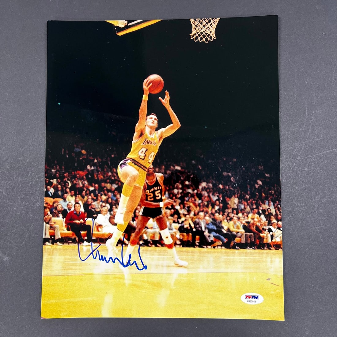 Jerry West Autographed 11x14 Photo PSA/DNA Los Angeles Lakers: Jerry West Autographed 11x14 Photo PSA/DNA Los Angeles Lakers This is an original 11x14 photograph featuring Jerry West, the legendary player of the Los Angeles Lakers. The photo has been professional