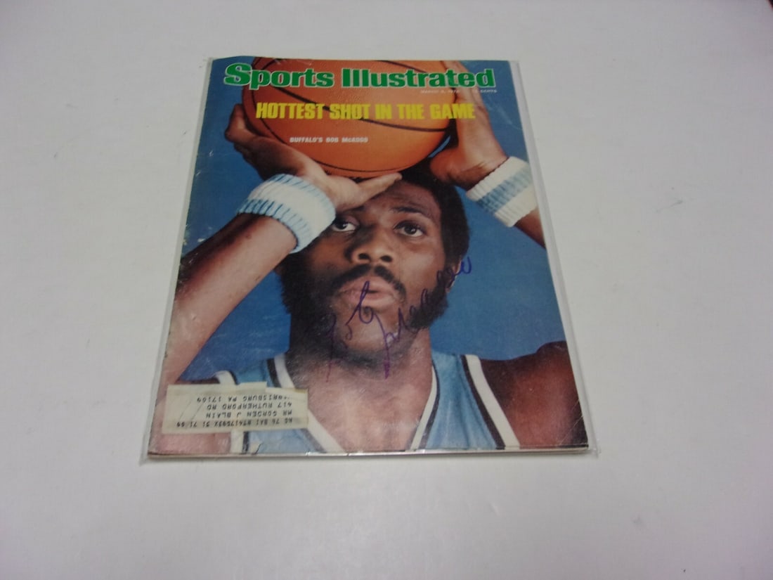 Sports Illustrated Magazine Signed by Bob McAdoo Buffalo Braves With COA: Sports Illustrated Magazine Signed by Bob McAdoo Buffalo Braves With COA This is an original Sports Illustrated magazine signed by Bob McAdoo of the Buffalo Braves, a member of the Basketball Hall of 