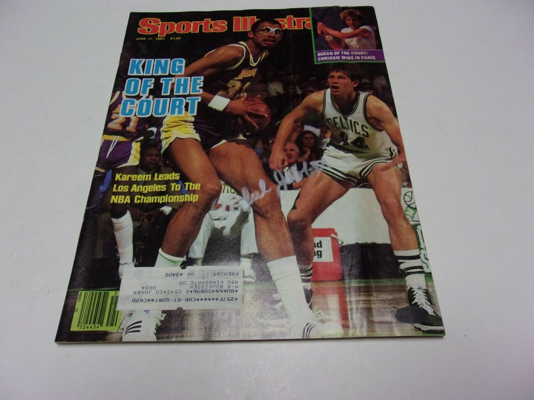 Signed Sports Illustrated Magazine Kareem Abdul-Jabbar Los Angeles Lakers HOF: Signed Sports Illustrated Magazine Kareem Abdul-Jabbar Los Angeles Lakers HOF This is an original Sports Illustrated magazine signed by Kareem Abdul-Jabbar of the Los Angeles Lakers, featuring his Hal