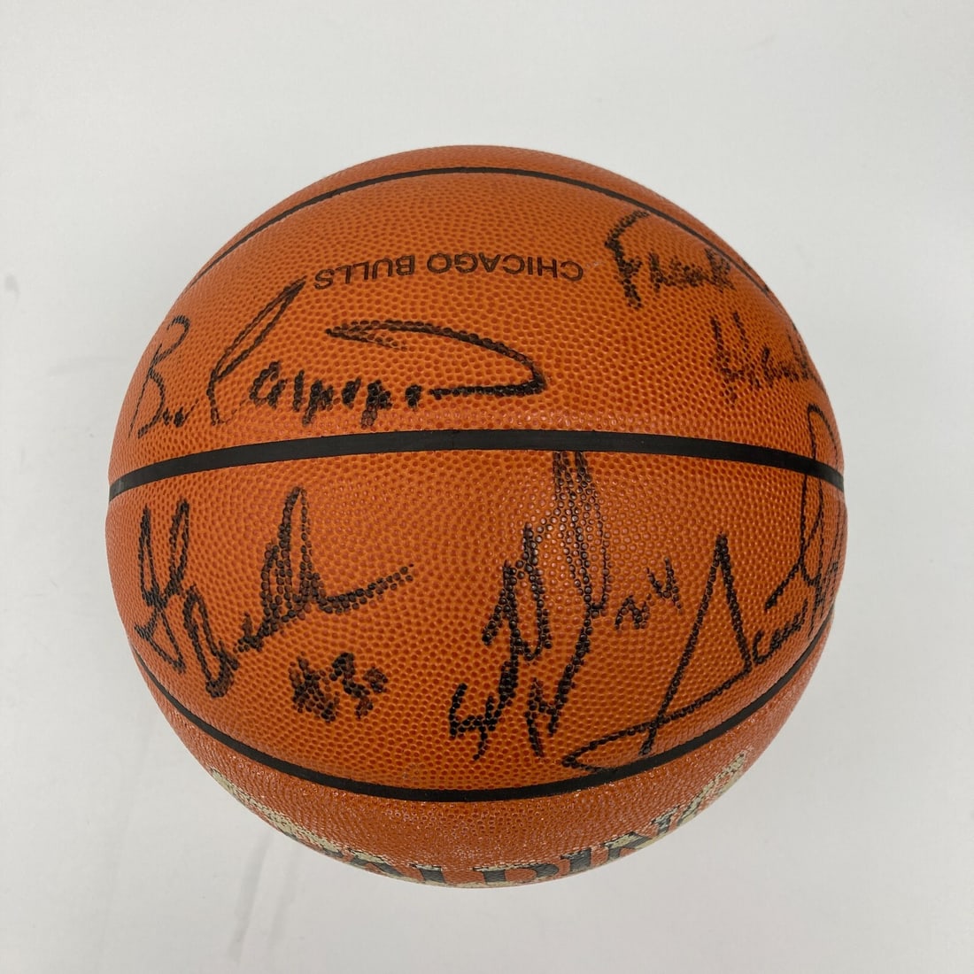 1997-98 Chicago Bulls Signed Game Basketball JSA Authenticated 16 Signatures: 1997-98 Chicago Bulls Signed Game Basketball JSA Authenticated 16 Signatures Celebrate the legacy of the 1997-98 Chicago Bulls with this official game basketball, signed by the iconic team members fro