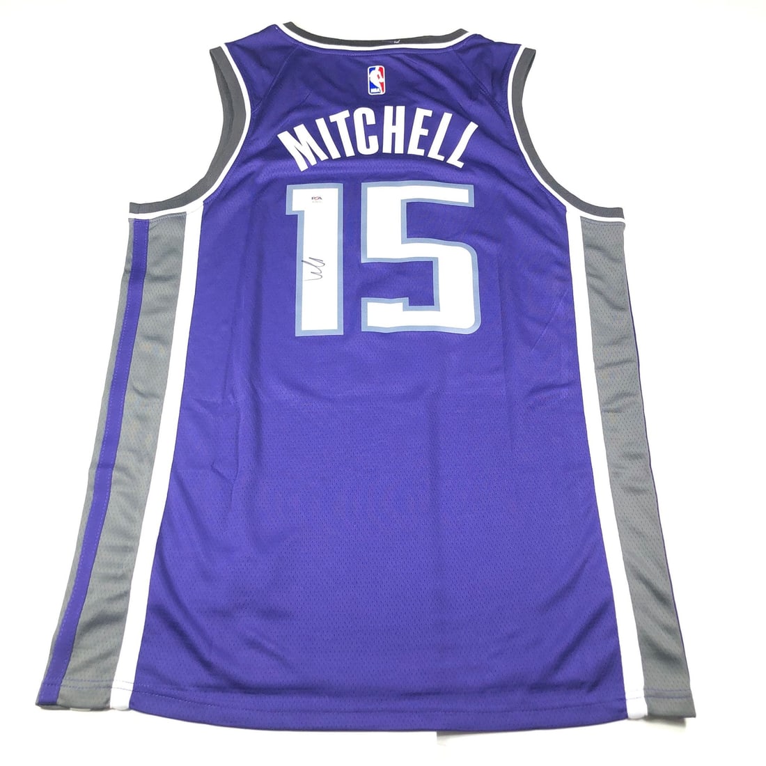 Davion Mitchell Autographed Jersey PSA/DNA Sacramento Kings NBA: Davion Mitchell Autographed Jersey PSA/DNA Sacramento Kings NBA This is an original jersey autographed by Davion Mitchell, the talented player from the Sacramento Kings. The signature has been authent