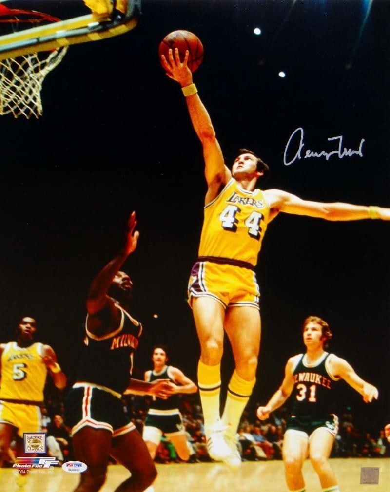 Signed Jerry West Lakers 16x20 Layup Photo PSA DNA (1 of 6)