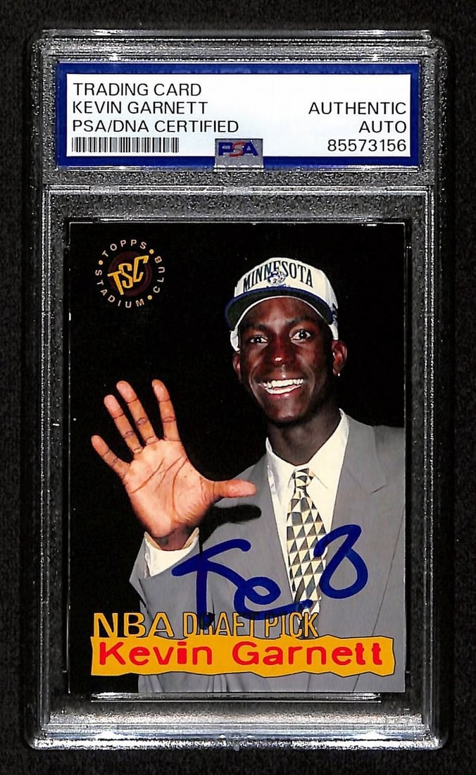 Kevin Garnett HOF Signed 1995-96 TOPPS Rookie PSA/DNA Authenticated: Kevin Garnett HOF Signed 1995-96 TOPPS Rookie PSA/DNA Authenticated This is an original Kevin Garnett Hall of Fame signed autographed on-card 1995-96 TOPPS Stadium Club NBA Draft Picks rookie card. It