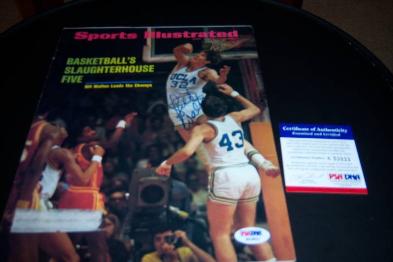 Signed Sports Illustrated Magazine Bill Walton PSA DNA UCLA National Champions (1 of 1)
