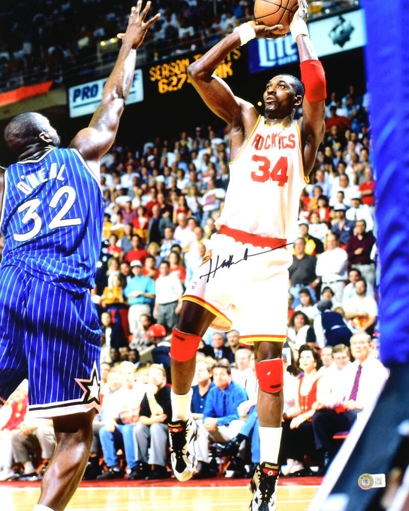 Hakeem Olajuwon Signed 16x20 Houston Rockets Beckett Holo Photo: Hakeem Olajuwon Signed 16x20 Houston Rockets Beckett Holo Photo This is an original 16x20 photograph featuring Hakeem Olajuwon of the Houston Rockets, autographed by Olajuwon. The photo captures a mom