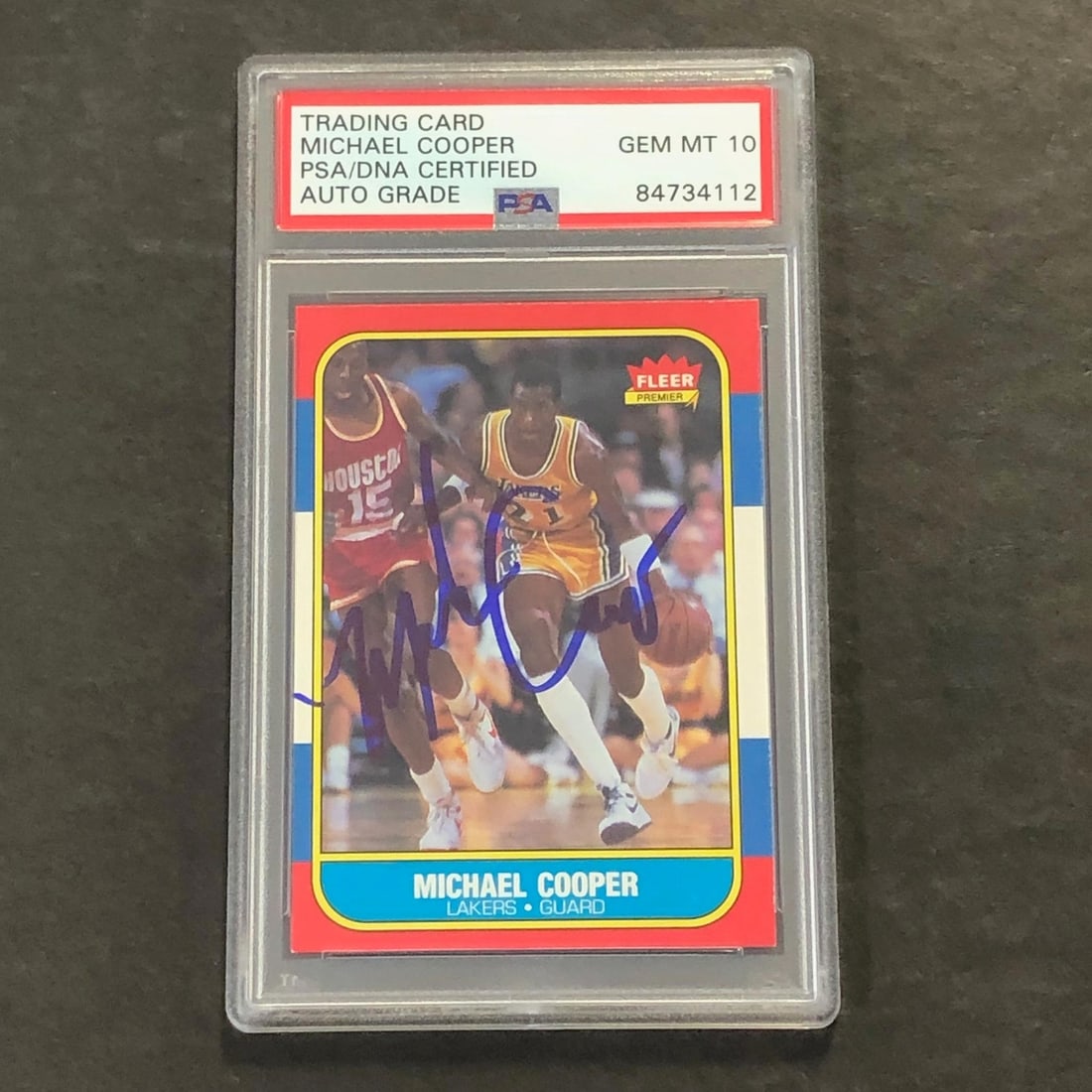 Michael Cooper PSA DNA Autographed 1986 Fleer #17 Lakers Card: Michael Cooper PSA DNA Autographed 1986 Fleer #17 Lakers Card This is a 1986 Fleer #17 trading card featuring Michael Cooper, a notable player from the Los Angeles Lakers. The card is hand-signed by M