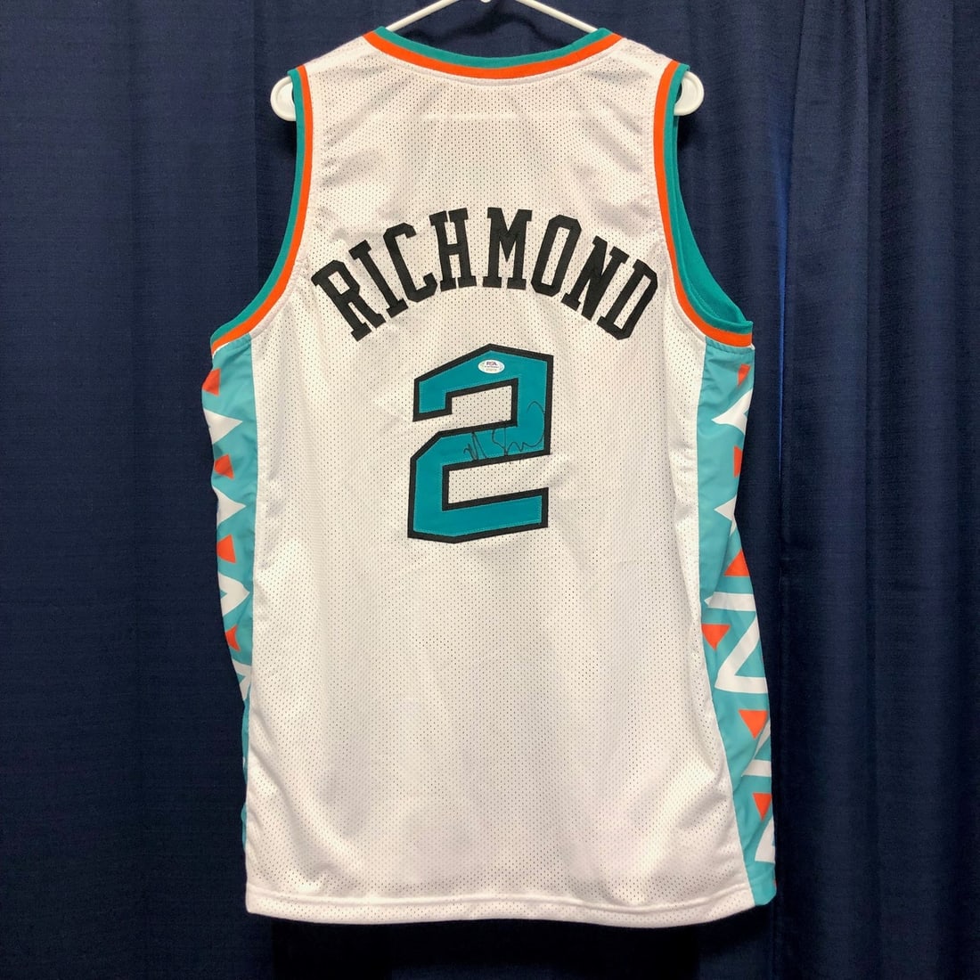 Mitch Richmond autographed Sacramento Kings jersey PSA DNA: Mitch Richmond autographed Sacramento Kings jersey PSA DNA This is an original Sacramento Kings jersey autographed by Mitch Richmond, a celebrated player in the NBA. The autograph has been authenticat