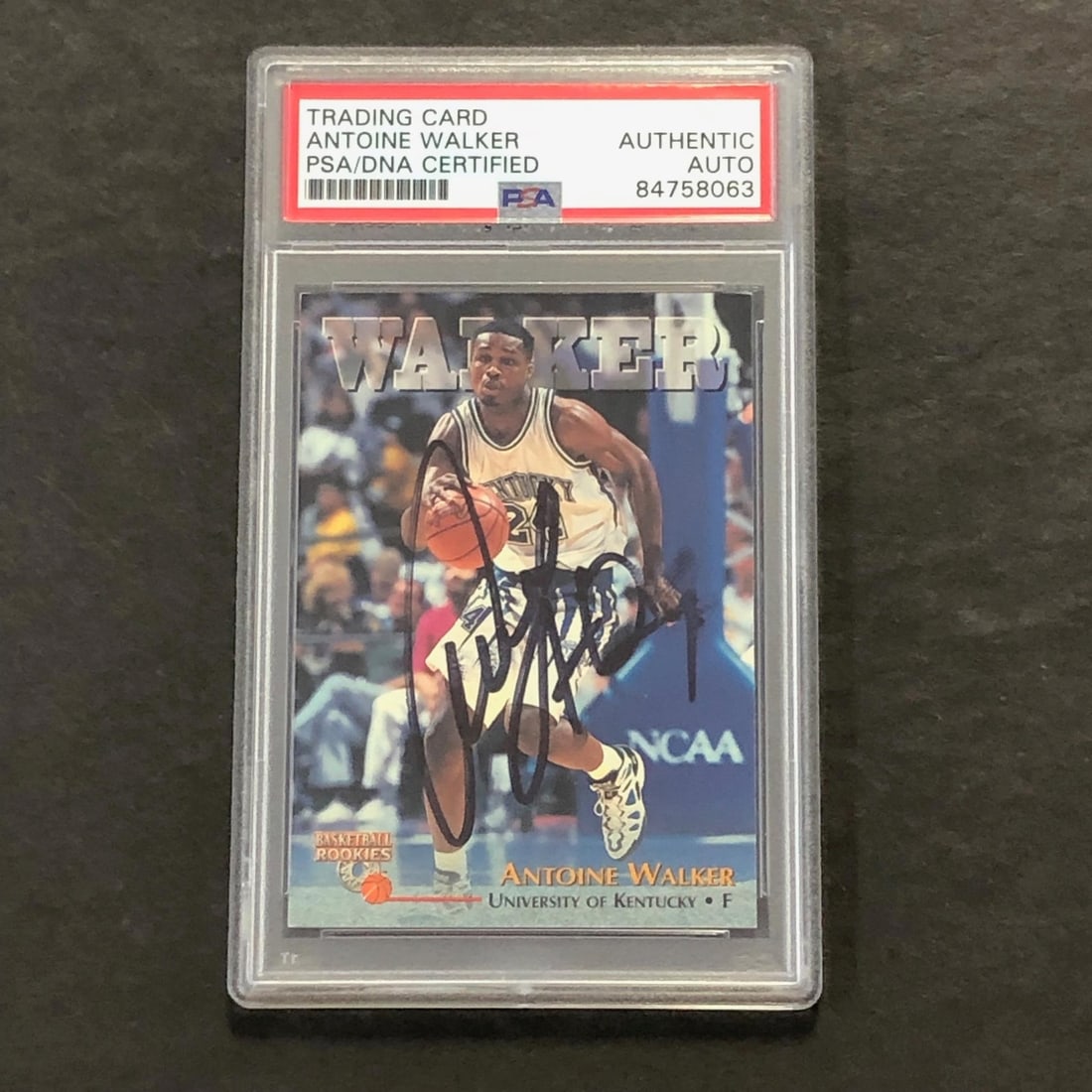 1996 Score Board Rookies #7 Antoine Walker Signed Card PSA Authenticated: 1996 Score Board Rookies #7 Antoine Walker Signed Card PSA Authenticated This is a 1996 Score Board Rookies #7 trading card featuring the autograph of Antoine Walker, a notable player from the Univers