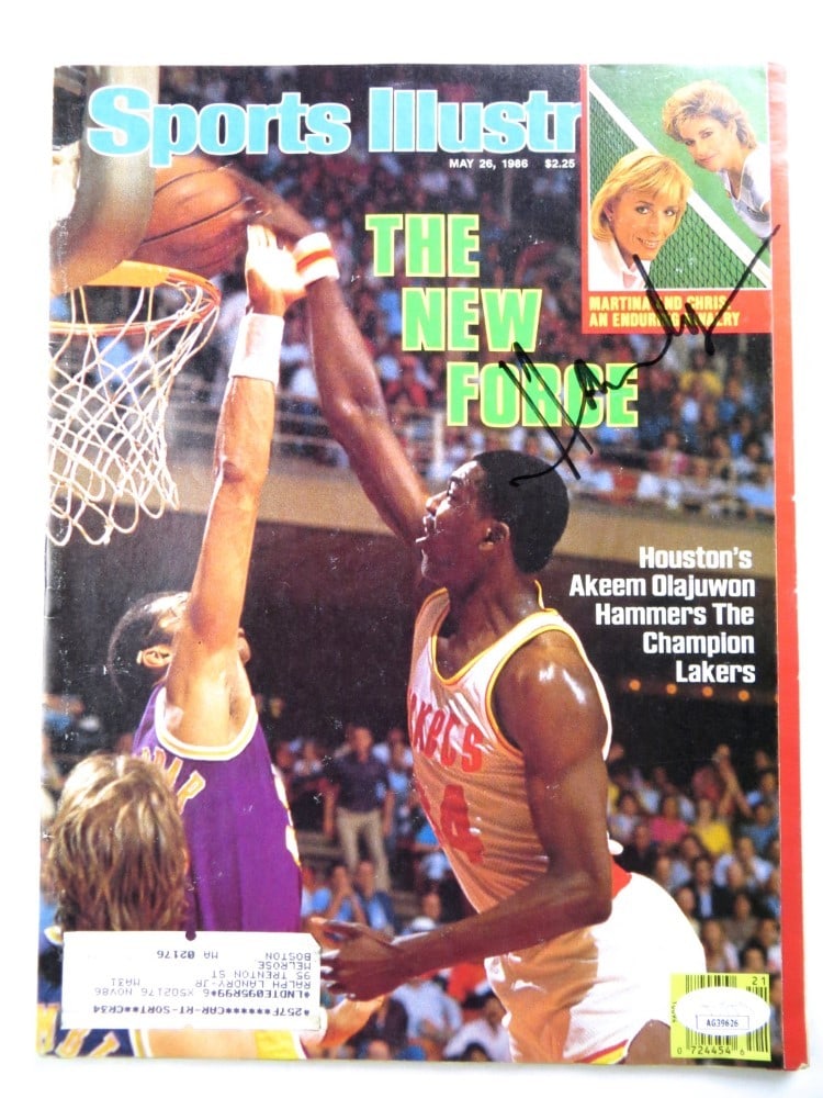 Hakeem Olajuwon Autographed Sports Illustrated Magazine 1986 JSA Certified: Hakeem Olajuwon Autographed Sports Illustrated Magazine 1986 JSA Certified This is an original Sports Illustrated magazine featuring Hakeem Olajuwon, one of the NBA's greatest players. The magazine is