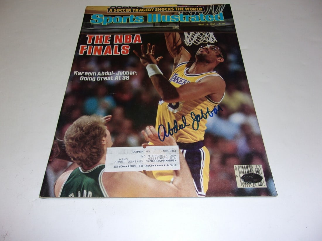 Sports Illustrated Magazine Signed by Kareem Abdul-Jabbar Los Angeles Lakers HOF: Sports Illustrated Magazine Signed by Kareem Abdul-Jabbar Los Angeles Lakers HOF This is an original Sports Illustrated magazine featuring Kareem Abdul-Jabbar of the Los Angeles Lakers. The magazine i