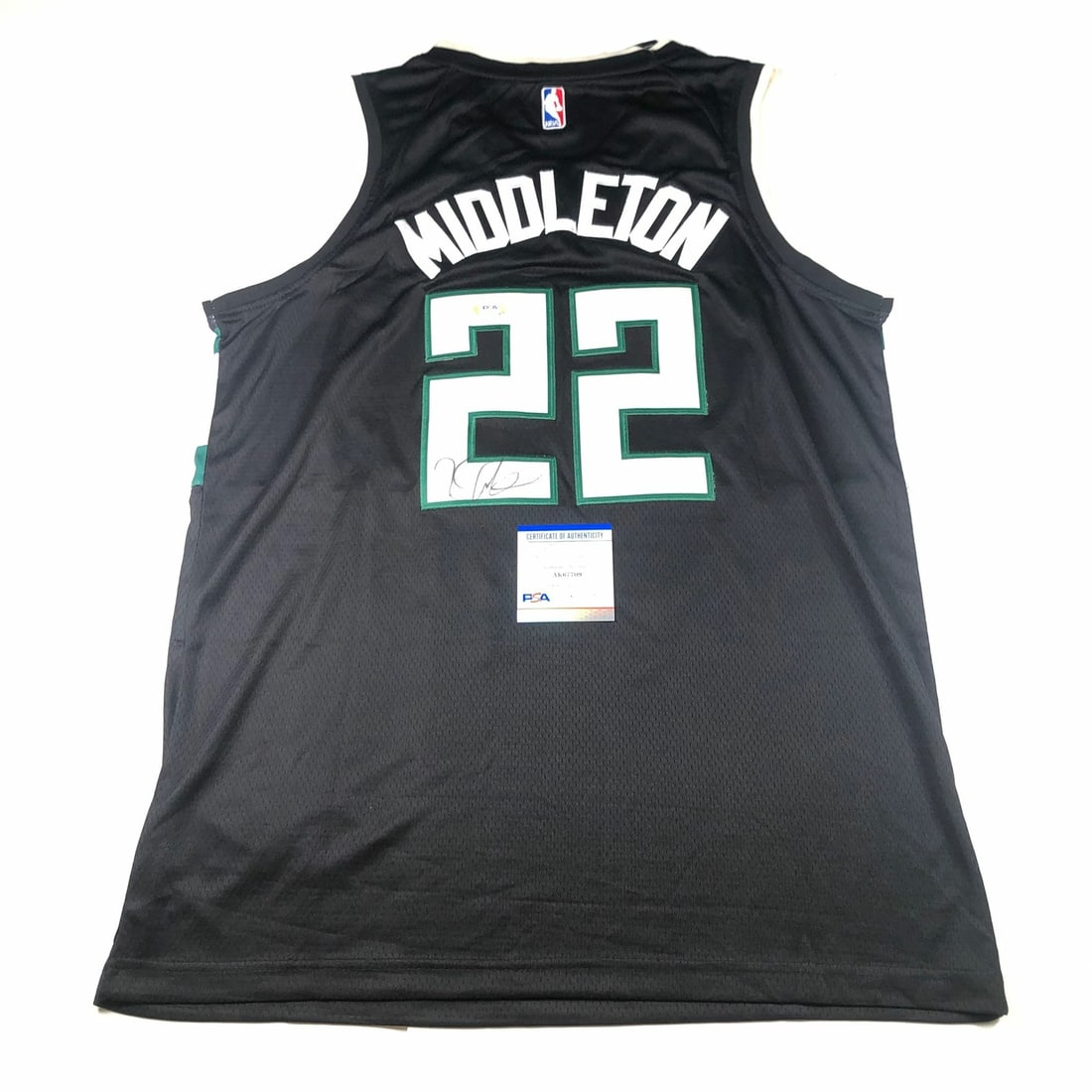 Khris Middleton Autographed Jersey PSA/DNA Milwaukee Bucks: Khris Middleton Autographed Jersey PSA/DNA Milwaukee Bucks This is an original, pre-owned jersey stitched with the signature of Khris Middleton, a prominent player for the Milwaukee Bucks in the NBA. 