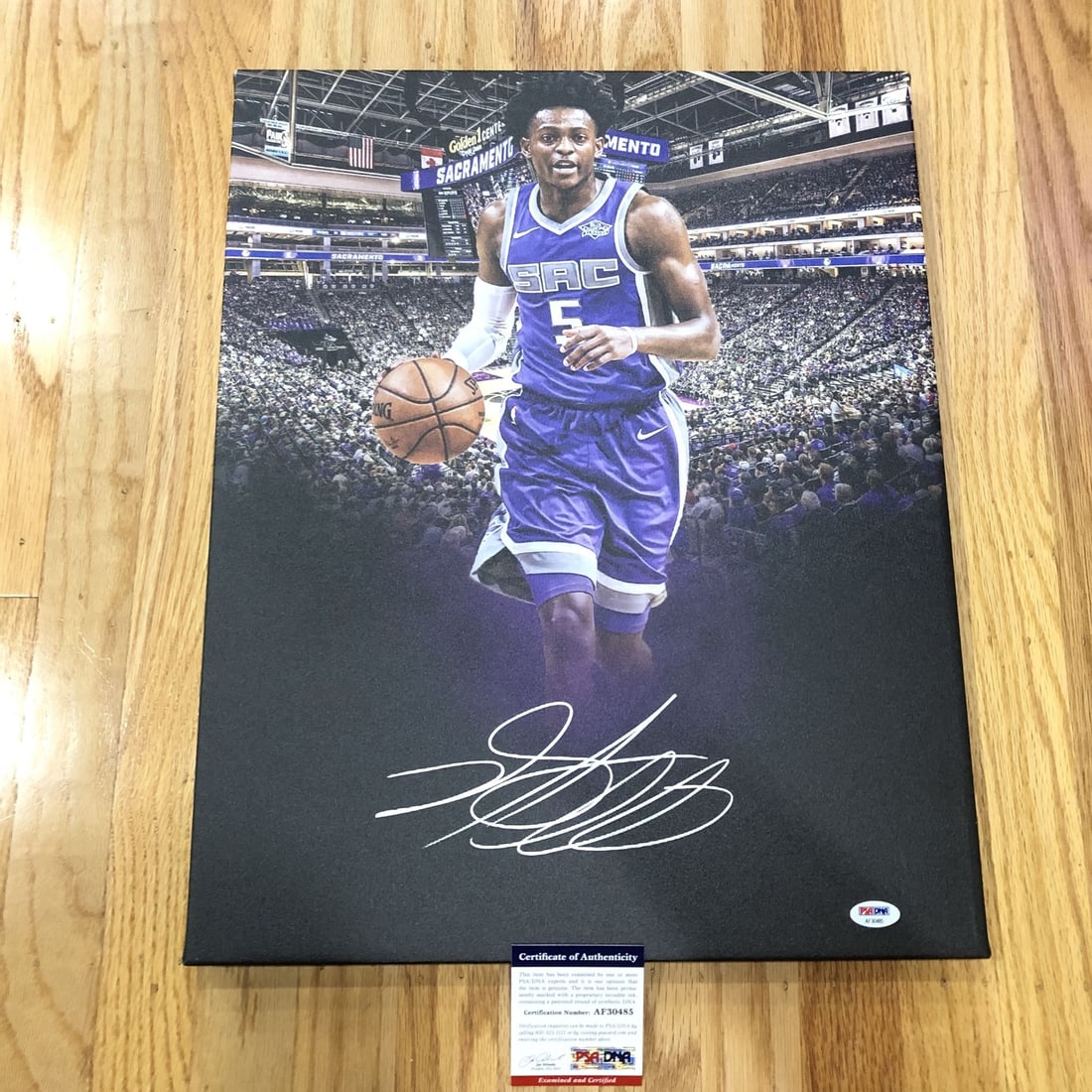 PSA DNA signed De'Aaron Fox 16x20 stretched canvas Sacramento Kings: PSA DNA signed De'Aaron Fox 16x20 stretched canvas Sacramento Kings This 16x20 stretched canvas features the authentic signature of De'Aaron Fox from the Sacramento Kings. The autograph has been profe
