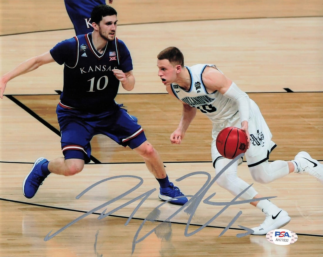 Donte Divincenzo Autographed 8x10 Photo PSA/DNA Milwaukee Bucks: Donte Divincenzo Autographed 8x10 Photo PSA/DNA Milwaukee Bucks This is an original 8x10 photograph featuring Donte Divincenzo of the Milwaukee Bucks, who is known for his time at Villanova. The photo