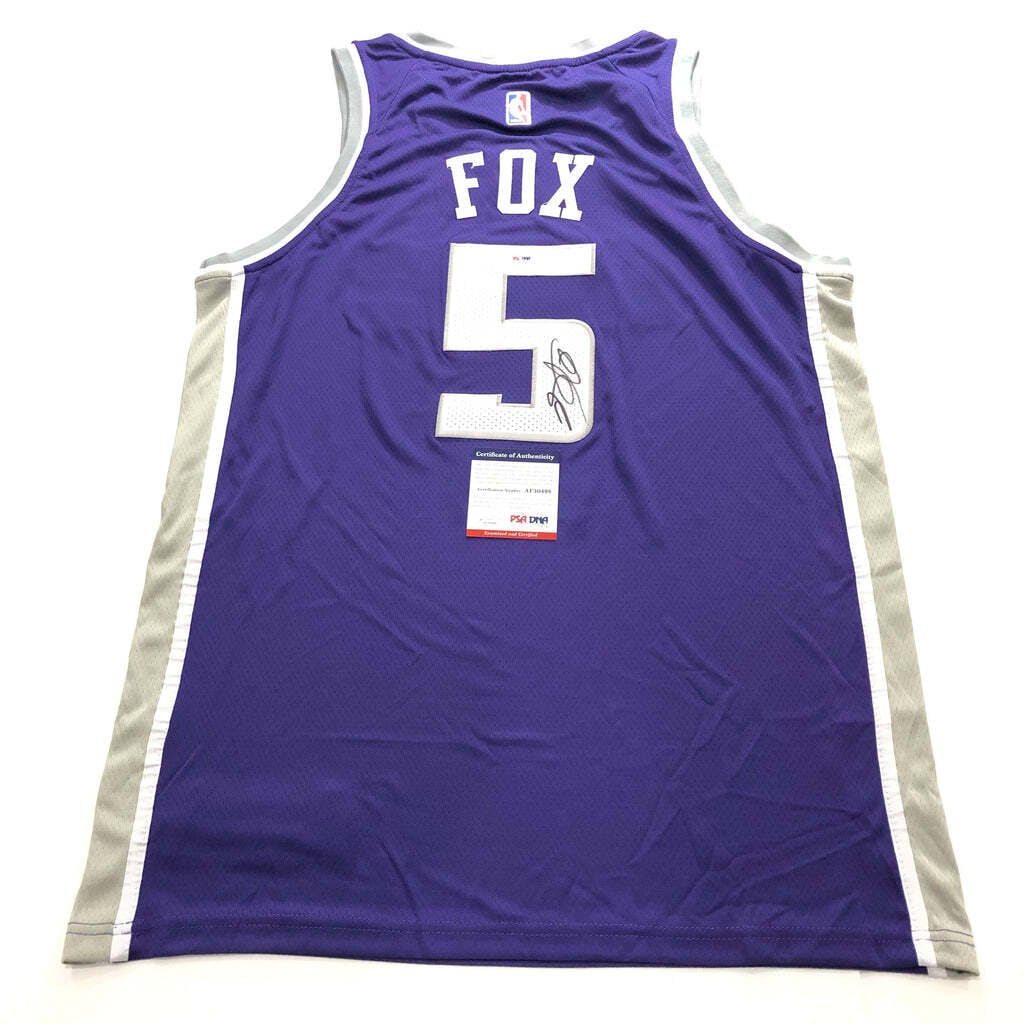 De'Aaron Fox PSA DNA Autographed Sacramento Kings Jersey: De'Aaron Fox PSA DNA Autographed Sacramento Kings Jersey This is a stitched basketball jersey autographed by De'Aaron Fox of the Sacramento Kings. The autograph has been authenticated by PSA/DNA. The 