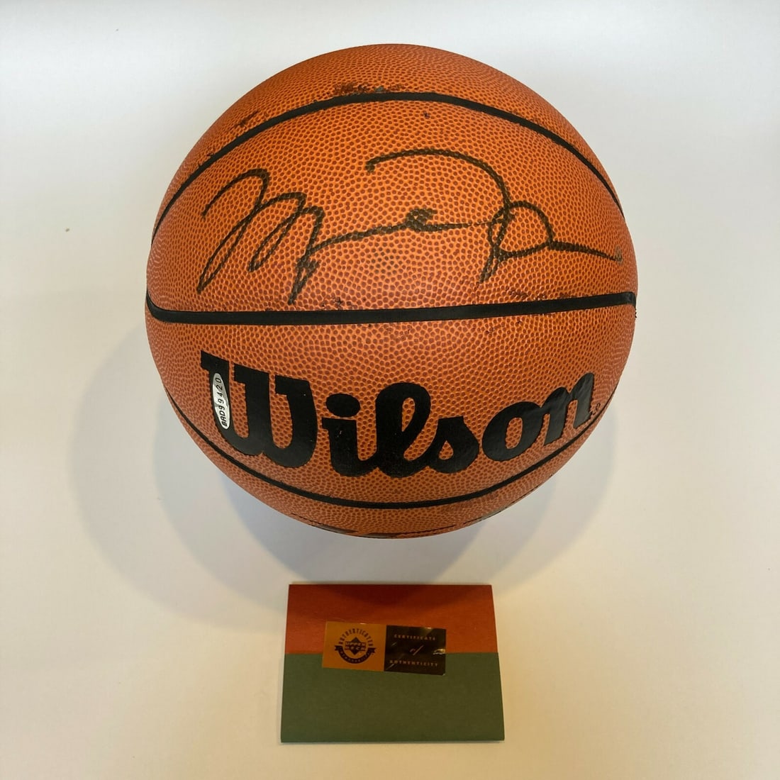 Michael Jordan autographed Chicago Bulls basketball Upper Deck COA: Michael Jordan autographed Chicago Bulls basketball Upper Deck COA This is an original basketball signed by Michael Jordan, featuring authentication from Upper Deck. The item also includes a full lett