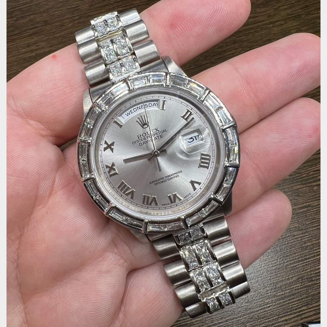 Rolex Model 18239 18K White Gold President Watch with 116 Diamonds: Rolex Model 18239 18K White Gold President Watch with 116 Diamonds This exquisite Rolex President watch is crafted from 18K white gold, featuring a 36mm case and weighing 150.6 grams. The watch is a m
