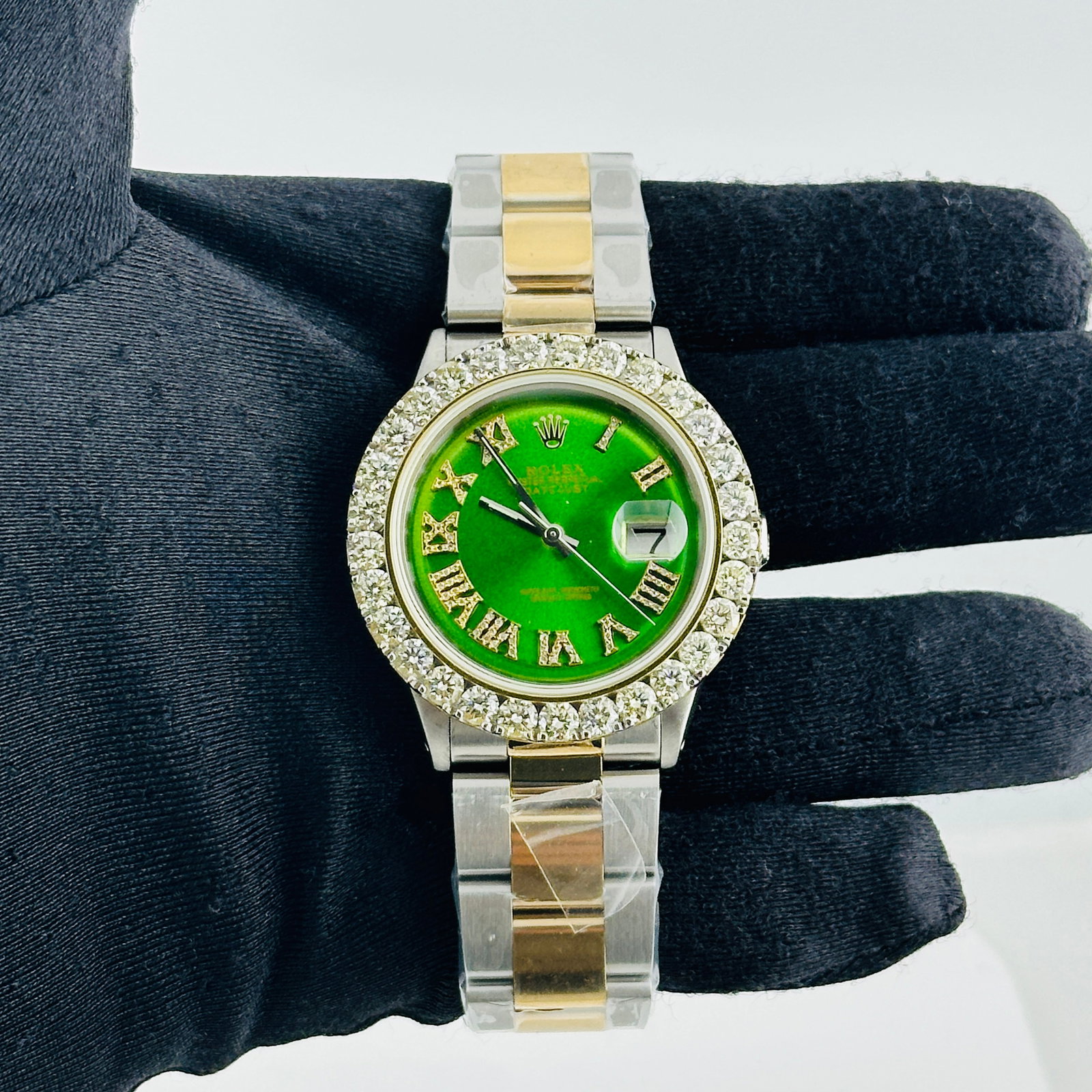 Rolex Datejust aftermarket green Roman diamond dial Oyster bracelet Ref 1601: Rolex Datejust aftermarket green Roman diamond dial Oyster bracelet Ref 1601 This men's Rolex Datejust watch features an aftermarket green Roman numeral dial accented with diamond markers. It is equip