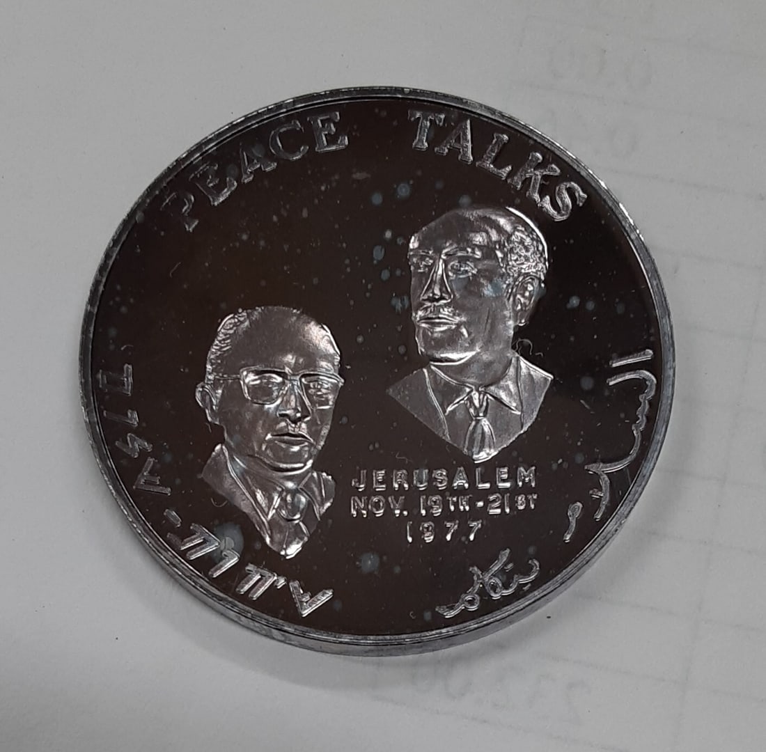 Egypt-Israel Peace Talks 1977 One Troy Ounce Silver Medal in Box: Egypt-Israel Peace Talks 1977 One Troy Ounce Silver Medal in Box This commemorative medal honors the 1977 Egypt-Israel Peace Talks. Struck by the Federation Internationale Numismatique in Canada, it i